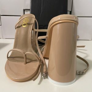 ♥️ Wide Fit Cross Strap Open Toe Round Block Heel in Nude New with Box!